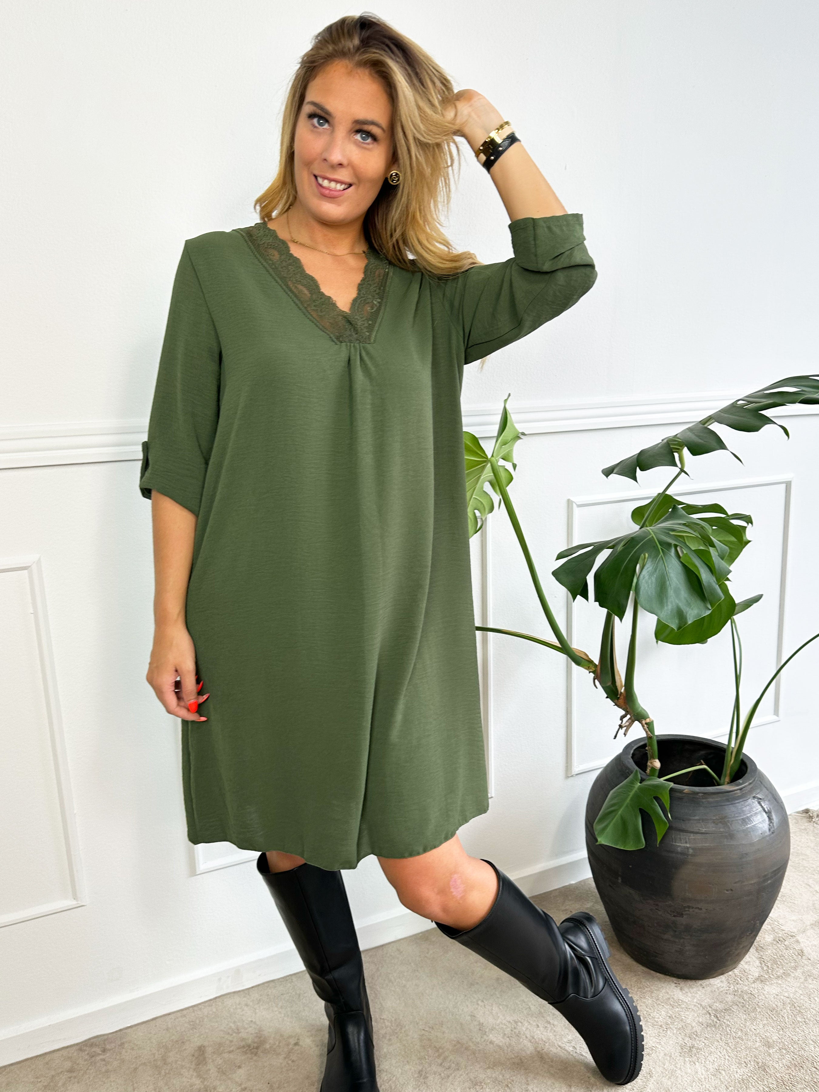 Elly Long - Simpel kjole med blondekant